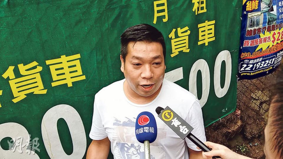 死者兒子林健鴻(圖)對裁決感到不滿,他在庭外表示,若以後再有肝臟移植手術的病人死亡,醫生「用肺動脈高壓就打晒」,因為連驗屍也驗不到。(鄧力行攝) 死者兒子林健鴻(圖)對裁決感到不滿,他在庭外表示,若以後再有肝臟移植手術的病人死亡,醫生「用肺動脈高壓就打晒」,因為連驗屍也驗不到。(鄧力行攝)