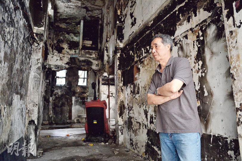 妻子在去年永安樓地舖車房大爆炸中不幸離世,住戶兼地下玻璃鏡舖東主伍乾元(圖)昨返回永安樓,面對走廊滿是燒焦及熏黑的牆壁,說仍難以忘記一年前的慘况,又說自己一有空就「經常在屋企外面的公園呆坐,已成為公園長者群內最年輕的一個」。他感慨目前只能倚靠積蓄過活,擔心未來屋宇署完成大廈檢驗後,無力償還工程費用。(鍾林枝攝) 妻子在去年永安樓地舖車房大爆炸中不幸離世,住戶兼地下玻璃鏡舖東主伍乾元(圖)昨返回永安樓,面對走廊滿是燒焦及熏黑的牆壁,說仍難以忘記一年前的慘况,又說自己一有空就「經常在屋企外面的公園呆坐,已成為公園長者群內最年輕的一個」。他感慨目前只能倚靠積蓄過活,擔心未來屋宇署完成大廈檢驗後,無力償還工程費用。(鍾林枝攝)