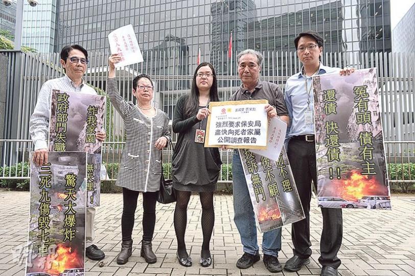 工聯會立法會議員黃國健(左一)及鄧家彪(右一)昨陪同永安樓住戶到政府總部請願,要求保安局盡快向外交代事故調查報告,請願信由保安局代表(中)接收。(鍾林枝攝) 工聯會立法會議員黃國健(左一)及鄧家彪(右一)昨陪同永安樓住戶到政府總部請願,要求保安局盡快向外交代事故調查報告,請願信由保安局代表(中)接收。(鍾林枝攝)