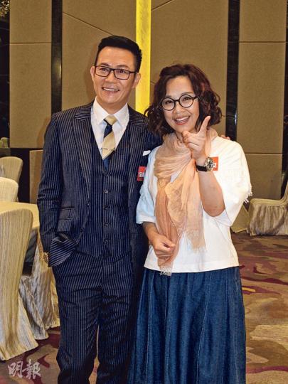 陳松伶(右)與張兆輝在酒店內拍無綫劇《全職沒女》。(攝影鎅O者:鍾一虹) 陳松伶(右)與張兆輝在酒店內拍無綫劇《全職沒女》。(攝影鎅O者:鍾一虹)
