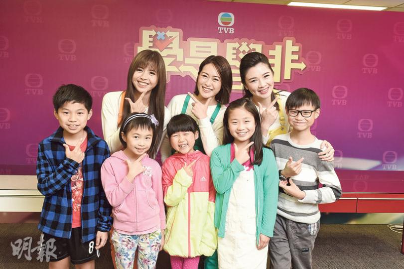 小記者全部都是《學是學非》粉絲,與三位主持一起做招牌手勢當然毫無難度。(陳淑安攝)小記者準備充足,把所有問題都寫好在筆記簿上。(陳淑安攝)森美曾擔任《學是學非》嘉賓主持,所以「是非精」稱他做「Captain」,當小記者問到為何「Captain」最近沒在節目中出現時,「是非精」立即指着森美的照片說:「呢個『Captain』成日蝦我地㗎﹗」(陳淑安攝)「是非精」很懂得哄小朋友,看到小妹妹束了美麗的辮子便說﹕「嘩,你個髮型仲靚過我哋專登去整!」(陳淑安攝)雖然「是非精」答問題時離不開她們的搞笑本色,但 小記者全部都是《學是學非》粉絲,與三位主持一起做招牌手勢當然毫無難度。(陳淑安攝)小記者準備充足,把所有問題都寫好在筆記簿上。(陳淑安攝)森美曾擔任《學是學非》嘉賓主持,所以「是非精」稱他做「Captain」,當小記者問到為何「Captain」最近沒在節目中出現時,「是非精」立即指着森美的照片說:「呢個『Captain』成日蝦我地㗎﹗」(陳淑安攝)「是非精」很懂得哄小朋友,看到小妹妹束了美麗的辮子便說﹕「嘩,你個髮型仲靚過我哋專登去整!」(陳淑安攝)雖然「是非精」答問題時離不開她們的搞笑本色,但