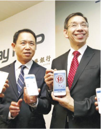 銀通昨推出P2P跨銀行轉帳平台,銀通行政總裁蔡炳中(左)表示,未來將研究個人對商戶支付。(郭慶輝攝) 銀通昨推出P2P跨銀行轉帳平台,銀通行政總裁蔡炳中(左)表示,未來將研究個人對商戶支付。(郭慶輝攝)