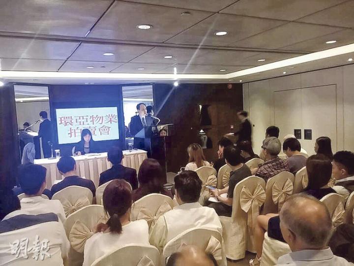何文田君頤峰銀主盤昨日拍賣競爭激烈,單位為第7座中層C室,實用992方呎,開價1300萬元,獲6至7組意向買家出價競投,最終獲30口承價以1620萬元成交,實呎1.63萬元。(劉詠怡攝) 何文田君頤峰銀主盤昨日拍賣競爭激烈,單位為第7座中層C室,實用992方呎,開價1300萬元,獲6至7組意向買家出價競投,最終獲30口承價以1620萬元成交,實呎1.63萬元。(劉詠怡攝)