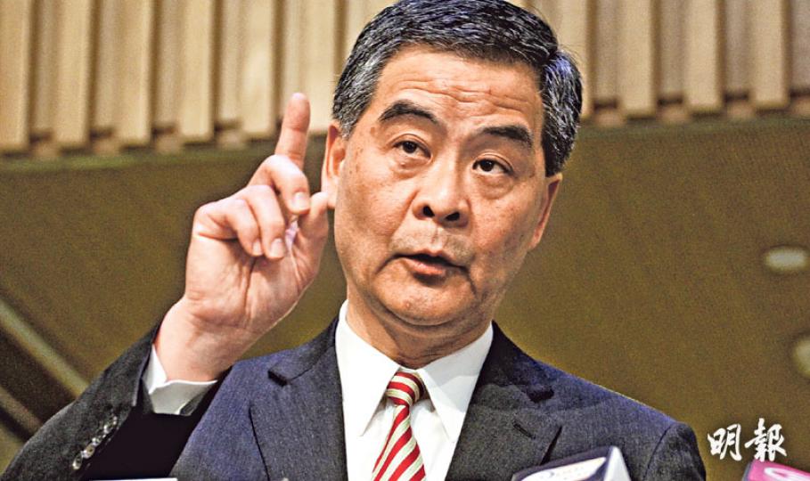 特首梁振英昨出席行政會議前,主動就幼女梁頌昕遺留行李的風波向傳媒解畫,他四度聲稱太太當晚無意圖闖入機場禁區。他又譴責空總早前發起靜坐示威,是不必要地影響到香港機場的聲譽。空總反駁梁的說法是本末倒置,推卸責任。(郭慶輝攝) 特首梁振英昨出席行政會議前,主動就幼女梁頌昕遺留行李的風波向傳媒解畫,他四度聲稱太太當晚無意圖闖入機場禁區。他又譴責空總早前發起靜坐示威,是不必要地影響到香港機場的聲譽。空總反駁梁的說法是本末倒置,推卸責任。(郭慶輝攝)