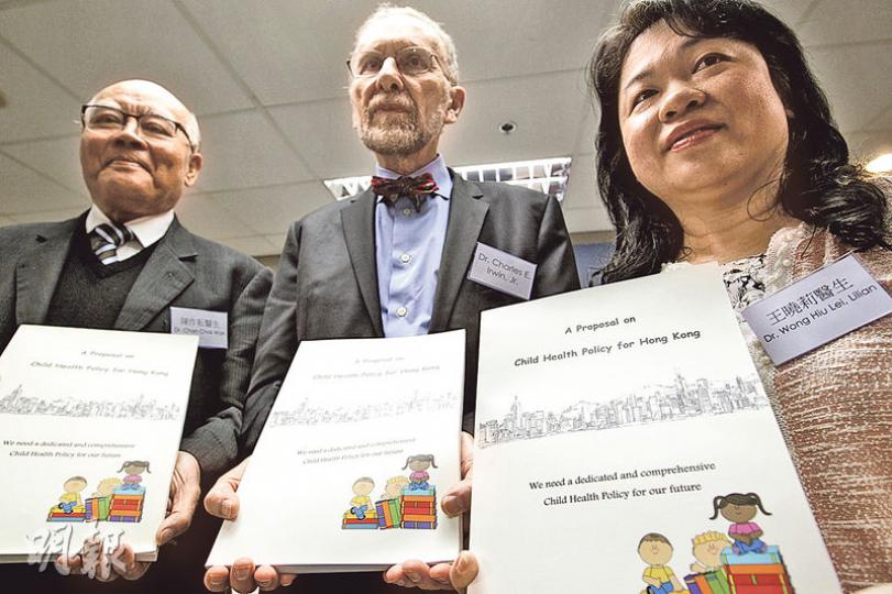 香港兒科基金主席兼國際兒科醫學會前會長陳作耘（左）、美國加州大學兒科學系衛生政策總監及青少年醫學科總監Dr. Charles E. Irwin, Jr.（中）及香港兒科醫學會會長王曉莉（右）都認為，香港應教導學生健康素養及成立兒童事務委員會。（郭慶輝攝）