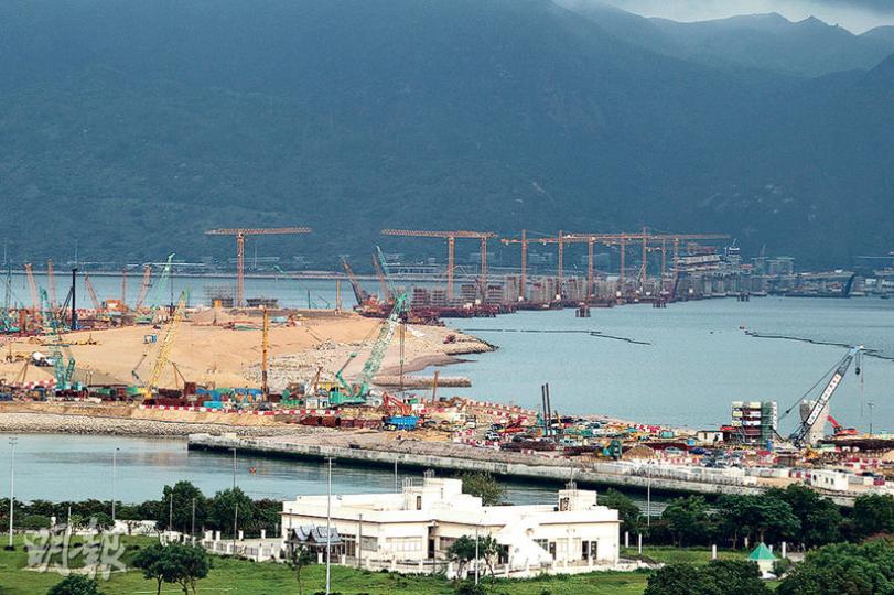 港珠澳大橋香港口岸人工島繼去年被揭發移位7米後,路政署昨承認人工島東北角海堤頂部再移位1至2.9米。然而填海工程顧問評估後認為海堤情况穩定,承建商亦已做加固工程,路政署會繼續監察,強調工程維持2017年底竣工。(林俊源攝) 港珠澳大橋香港口岸人工島繼去年被揭發移位7米後,路政署昨承認人工島東北角海堤頂部再移位1至2.9米。然而填海工程顧問評估後認為海堤情况穩定,承建商亦已做加固工程,路政署會繼續監察,強調工程維持2017年底竣工。(林俊源攝)