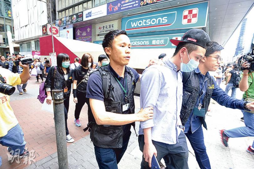 旺角雅蘭中心California Fitness分店兩名男女職員，涉嫌以不良營商手法銷售服務，被關員拘捕扣查。（衛永康攝）