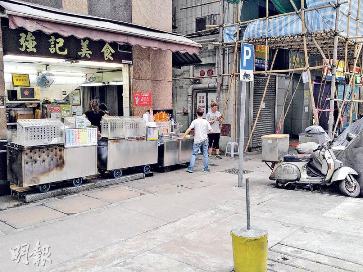 灣仔著名街頭小食店「強記美食」昨發生罕見搶火意外,負責人吳少峰在店外從衫袋取出防風打火機燃點香煙,放回衣袋後突搶火,燒着上衣,幸傷勢不嚴重;事後店舖如常營業。(伍浦鋒攝) 灣仔著名街頭小食店「強記美食」昨發生罕見搶火意外,負責人吳少峰在店外從衫袋取出防風打火機燃點香煙,放回衣袋後突搶火,燒着上衣,幸傷勢不嚴重;事後店舖如常營業。(伍浦鋒攝)