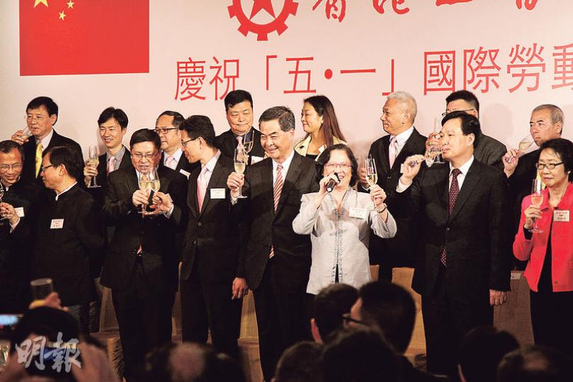 特首梁振英(前排中)噚晚出席工聯會酒會,遇着嫻姐「追數」同記者嘅提問,祝完酒就急急腳走咗。(林俊源攝) 特首梁振英(前排中)噚晚出席工聯會酒會,遇着嫻姐「追數」同記者嘅提問,祝完酒就急急腳走咗。(林俊源攝)