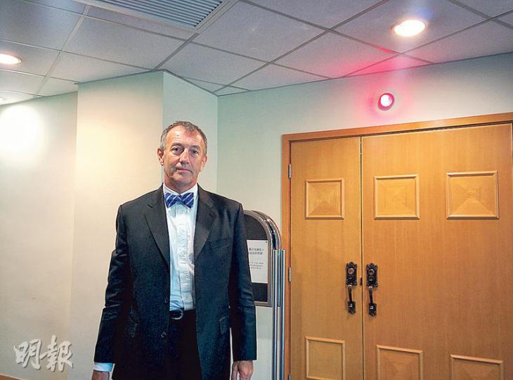 普通科醫生Oliver James Alan(柯力華,圖)昨承認相關指控,求情稱自己執業以來,從未被裁定專業失德,今次並非故意犯錯,故收到民航處信件要求查核其資格時,已立即將有問題的名銜在各項資料上刪除。(植敏欣攝) 普通科醫生Oliver James Alan(柯力華,圖)昨承認相關指控,求情稱自己執業以來,從未被裁定專業失德,今次並非故意犯錯,故收到民航處信件要求查核其資格時,已立即將有問題的名銜在各項資料上刪除。(植敏欣攝)