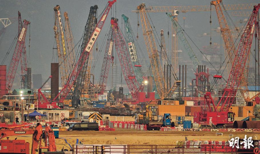 港珠澳大橋香港口岸人工島被揭在東北角的海堤頂部,向外移動1米至2.9米。但內地一份文件揭示,路政署早於去年起要求加快人工島吹砂填海,並採用新方法「英泥攪拌樁」加快加固海牀軟土,但當時文件已預視加快吹砂填海將會影響人工島結構的穩固性。(鄧宗弘攝) 港珠澳大橋香港口岸人工島被揭在東北角的海堤頂部,向外移動1米至2.9米。但內地一份文件揭示,路政署早於去年起要求加快人工島吹砂填海,並採用新方法「英泥攪拌樁」加快加固海牀軟土,但當時文件已預視加快吹砂填海將會影響人工島結構的穩固性。(鄧宗弘攝)