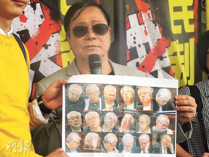 黃毓民昨列印了一張來自《蘋果日報》、由18張黃定光在立法會會議中睡覺照片拼湊的圖片呈堂,黃毓民審訊後在庭外展示該圖片。(鄧力行攝)民建聯立法會議員黃定光昨以控方證人身分出庭作供,黃定光稱案發當日看到黃毓民向梁振英拋出一物,並聽到玻璃碎裂的聲音。黃定光今繼續接受黃毓民盤問。(郭慶輝攝) 黃毓民昨列印了一張來自《蘋果日報》、由18張黃定光在立法會會議中睡覺照片拼湊的圖片呈堂,黃毓民審訊後在庭外展示該圖片。(鄧力行攝)民建聯立法會議員黃定光昨以控方證人身分出庭作供,黃定光稱案發當日看到黃毓民向梁振英拋出一物,並聽到玻璃碎裂的聲音。黃定光今繼續接受黃毓民盤問。(郭慶輝攝)