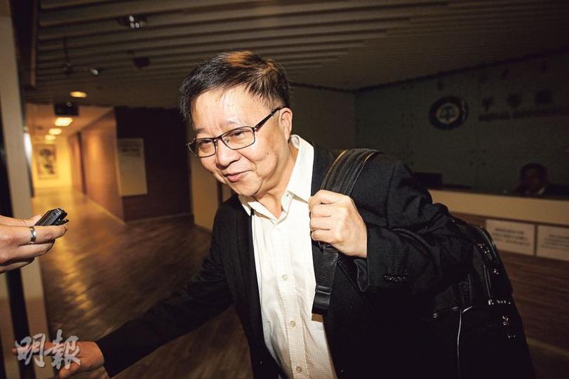 新上任的平機會主席陳章明(圖)昨早返回平機會辦公室,被傳媒問及為何向港大副教授何式凝發電郵回應批評,以及為何提及與其同事及上司相熟,陳章明稱無意恐嚇,亦希望何可向相關人士了解他。(李紹昌攝) 新上任的平機會主席陳章明(圖)昨早返回平機會辦公室,被傳媒問及為何向港大副教授何式凝發電郵回應批評,以及為何提及與其同事及上司相熟,陳章明稱無意恐嚇,亦希望何可向相關人士了解他。(李紹昌攝)
