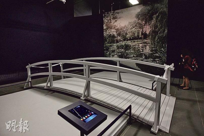 莫奈熱愛園藝,其中一個展區模仿莫奈在吉維尼故居中的日式水園,水園內有日本橋,觀眾可透過安置在池塘邊的平板屏幕,繪製屬於自己的睡蓮,與其他觀眾共同創作一幅作品。(李紹昌攝) 莫奈熱愛園藝,其中一個展區模仿莫奈在吉維尼故居中的日式水園,水園內有日本橋,觀眾可透過安置在池塘邊的平板屏幕,繪製屬於自己的睡蓮,與其他觀眾共同創作一幅作品。(李紹昌攝)