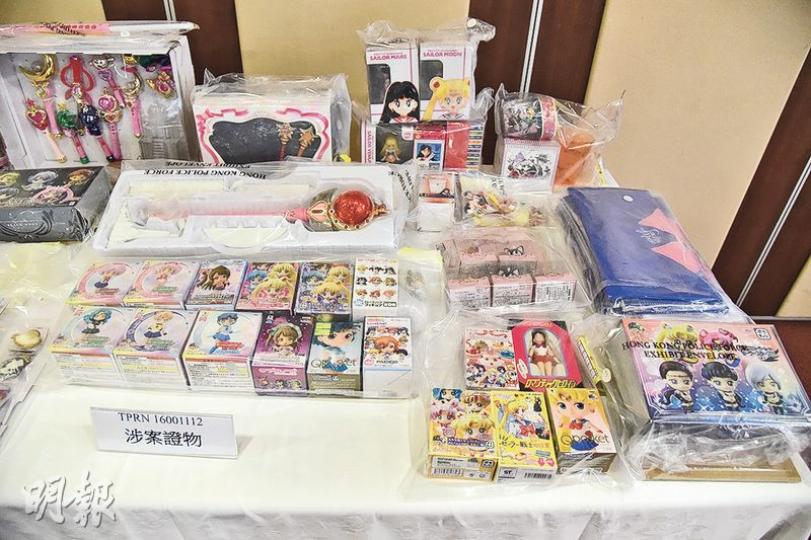 警方破獲網購騙案,拘捕兩男女及檢獲一批美少女戰士系列玩具等證物,玩具每款只有一件,相信是疑犯私人「珍藏」。(林智傑攝) 警方破獲網購騙案,拘捕兩男女及檢獲一批美少女戰士系列玩具等證物,玩具每款只有一件,相信是疑犯私人「珍藏」。(林智傑攝)