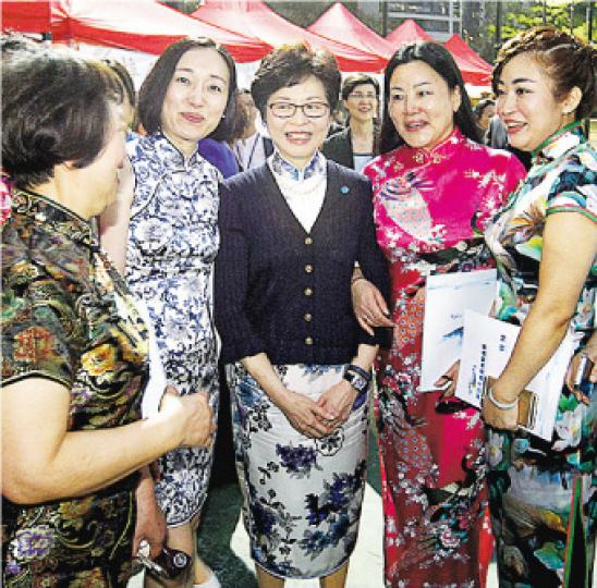 政務司長林鄭月娥(中)噚日出席維園「美麗浙江.欣賞香港」嘉年華開幕禮,籍貫浙江嘅佢好受現場人士歡迎,圖中一眾著住旗袍嘅女士就簇擁住司長,帶佢走遍唔同攤位。(郭慶輝攝) 政務司長林鄭月娥(中)噚日出席維園「美麗浙江.欣賞香港」嘉年華開幕禮,籍貫浙江嘅佢好受現場人士歡迎,圖中一眾著住旗袍嘅女士就簇擁住司長,帶佢走遍唔同攤位。(郭慶輝攝)