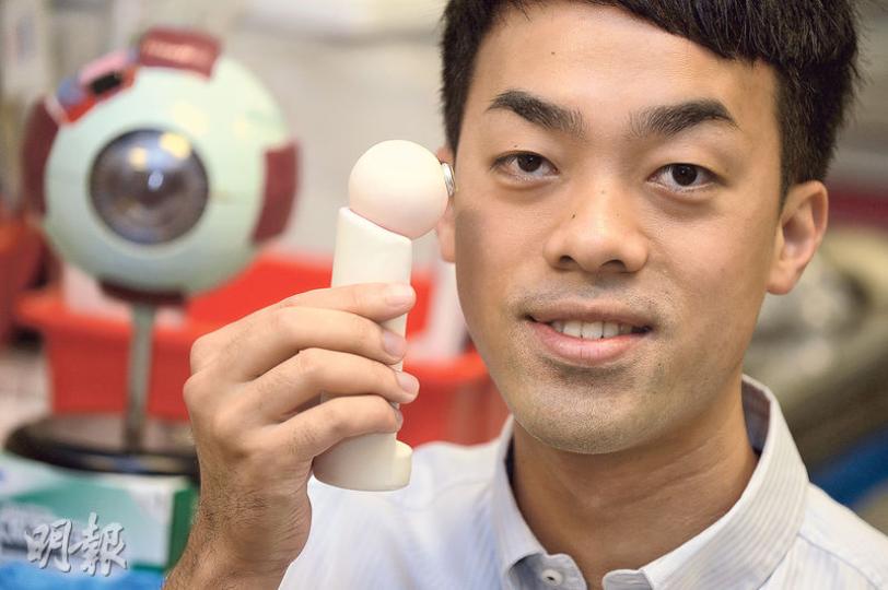 科大耗逾8年時間研發超聲波無創技術,把藥物導入眼疾患者的眼底,有份參與研究的科大化學工程系博士孫瑋良(圖)表示,希望新技術可取代傳統注射,減少病人傷口及治療時間,估計最快4年內可推出。(鍾林枝攝) 科大耗逾8年時間研發超聲波無創技術,把藥物導入眼疾患者的眼底,有份參與研究的科大化學工程系博士孫瑋良(圖)表示,希望新技術可取代傳統注射,減少病人傷口及治療時間,估計最快4年內可推出。(鍾林枝攝)