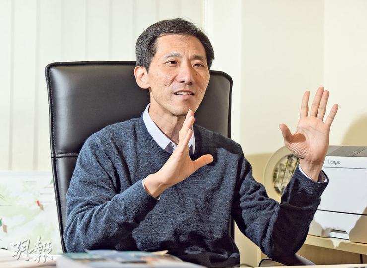 中大地理與資源管理學系副教授姚松炎(圖)表示,回歸後愈來愈多人談及「四自」,即自主、自決、自救、自強,是因社會想不到殖民者走後,換來的是一個更殖民的政府,唯有靠自己去管治。(陳淑安攝) 中大地理與資源管理學系副教授姚松炎(圖)表示,回歸後愈來愈多人談及「四自」,即自主、自決、自救、自強,是因社會想不到殖民者走後,換來的是一個更殖民的政府,唯有靠自己去管治。(陳淑安攝)