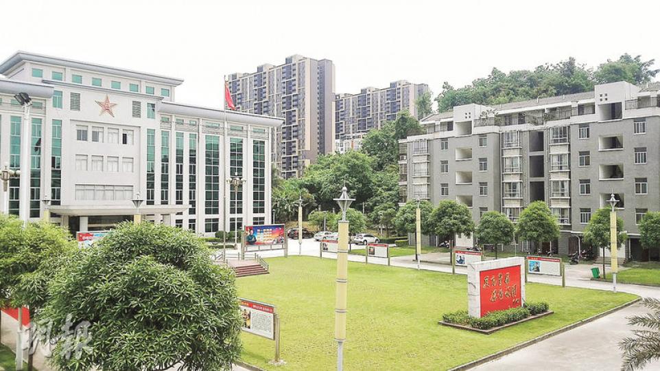 在平果縣人民武裝部大院內(左),鄧卓棣住在右邊的宿舍樓。 (明報記者攝)新安鎮政府的領導去向公告牌顯示,鄧卓棣當日仍在辦公室上班,不過本報記者探訪時他並不在。(明報記者攝) 在平果縣人民武裝部大院內(左),鄧卓棣住在右邊的宿舍樓。 (明報記者攝)新安鎮政府的領導去向公告牌顯示,鄧卓棣當日仍在辦公室上班,不過本報記者探訪時他並不在。(明報記者攝)