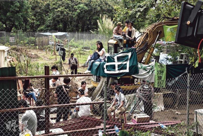 恒基地產昨派保安員及啟動挖泥機,到馬屎埔剷地及圍板,有村民不滿並爬到挖泥機上阻止。(鍾炳然攝) 恒基地產昨派保安員及啟動挖泥機,到馬屎埔剷地及圍板,有村民不滿並爬到挖泥機上阻止。(鍾炳然攝)