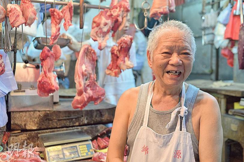 北角一個肉檔的負責人梁先生說,近日豬肉來貨價升至每擔1900元,較3個月前漲價近三成。他說供應商解釋,內地部分農場因經營困難結業,導致活豬供應量大跌,價格亦因而上漲。(鄧宗弘攝) 北角一個肉檔的負責人梁先生說,近日豬肉來貨價升至每擔1900元,較3個月前漲價近三成。他說供應商解釋,內地部分農場因經營困難結業,導致活豬供應量大跌,價格亦因而上漲。(鄧宗弘攝)