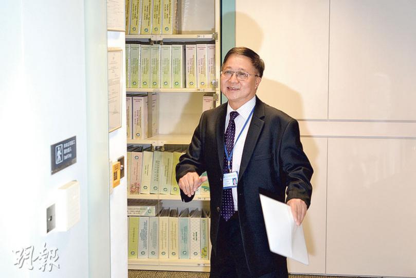 上任不足20日的新任平機會主席陳章明,因接連出現醜聞,誠信備受質疑,平機會昨特意加插特別會議環節予陳章明向委員解釋,全體16名委員中,只有9人出席,陳章明將於6月的大會再解釋。(黃志東攝) 上任不足20日的新任平機會主席陳章明,因接連出現醜聞,誠信備受質疑,平機會昨特意加插特別會議環節予陳章明向委員解釋,全體16名委員中,只有9人出席,陳章明將於6月的大會再解釋。(黃志東攝)
