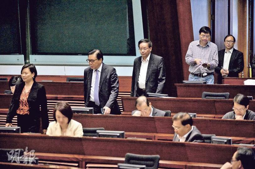 立法會昨繼續審議財政預算案,惟最終因法定人數不足,繼上周後再次流會。昨日會議共11次點算人數,不少大樓內的建制派議員,在點人鐘聲接近完結前,才步入會議廳。(馮凱鍵攝) 立法會昨繼續審議財政預算案,惟最終因法定人數不足,繼上周後再次流會。昨日會議共11次點算人數,不少大樓內的建制派議員,在點人鐘聲接近完結前,才步入會議廳。(馮凱鍵攝)