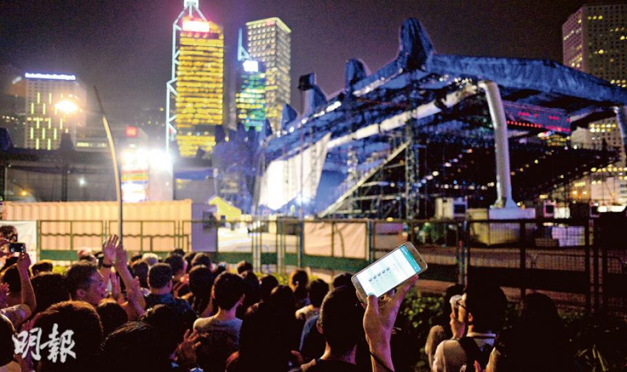 樂壇天王黎明原定前晚起至5月7日,在中環海濱空間舉行演唱會,惟因場地搭建的帳篷不達防火標準,前晚演唱會臨時取消,主辦單位昨午拆除有關布料後,獲食環署發出臨時公眾娛樂場所牌照,演唱會如期舉行,惟最終延遲了個多小時才「開騷」。有歌迷在場以電話通訊程式錄音,擬發送予朋友。(鍾林枝攝)樂壇天王黎明原定前晚起中環海濱空間舉行演唱會,惟前晚因場地搭建的帳篷不達防火標準,臨時取消當晚的演唱會。主辦單位昨下午拆除有關布料後,演唱會終可「開騷」,來自各地的歌迷高舉黎明閃光牌,支持偶像。(鍾林枝攝)黎明演唱前晚因帳 樂壇天王黎明原定前晚起至5月7日,在中環海濱空間舉行演唱會,惟因場地搭建的帳篷不達防火標準,前晚演唱會臨時取消,主辦單位昨午拆除有關布料後,獲食環署發出臨時公眾娛樂場所牌照,演唱會如期舉行,惟最終延遲了個多小時才「開騷」。有歌迷在場以電話通訊程式錄音,擬發送予朋友。(鍾林枝攝)樂壇天王黎明原定前晚起中環海濱空間舉行演唱會,惟前晚因場地搭建的帳篷不達防火標準,臨時取消當晚的演唱會。主辦單位昨下午拆除有關布料後,演唱會終可「開騷」,來自各地的歌迷高舉黎明閃光牌,支持偶像。(鍾林枝攝)黎明演唱前晚因帳