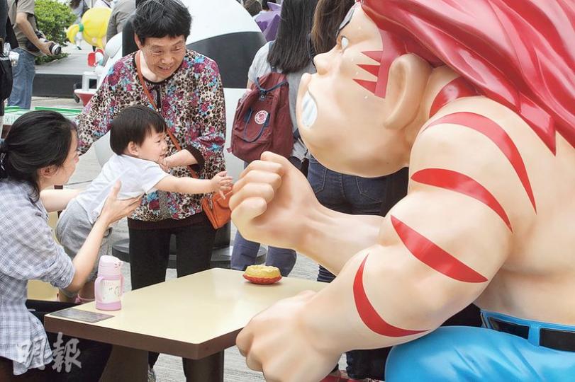 動漫海濱樂園唔少雕塑加入本土特色,例如圖中海虎喺茶餐廳卡位同市民「拗手瓜」,有遊客話唔知有呢個展覽,亦唔知場內雕塑叫咩名,但就覺得好可愛。(李紹昌攝)商經局長蘇錦樑(右)噚日到場同動漫雕塑大合照,蘇局長坐喺凳上面,扮畀《九龍城寨》陳洛軍剪頭髮,香港動漫聯會會長黃玉郎(左)就自嘲係「洗頭仔」,幫蘇局長洗頭。(植敏欣攝) 動漫海濱樂園唔少雕塑加入本土特色,例如圖中海虎喺茶餐廳卡位同市民「拗手瓜」,有遊客話唔知有呢個展覽,亦唔知場內雕塑叫咩名,但就覺得好可愛。(李紹昌攝)商經局長蘇錦樑(右)噚日到場同動漫雕塑大合照,蘇局長坐喺凳上面,扮畀《九龍城寨》陳洛軍剪頭髮,香港動漫聯會會長黃玉郎(左)就自嘲係「洗頭仔」,幫蘇局長洗頭。(植敏欣攝)