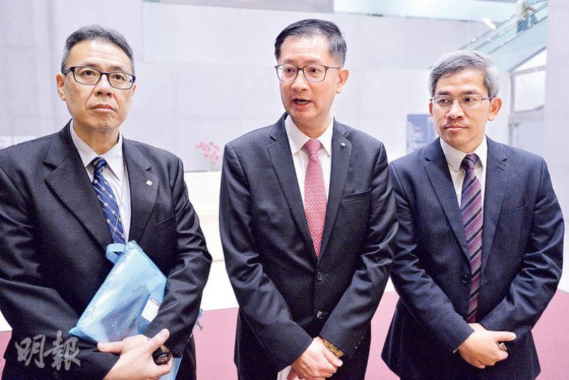 教育局檢討小三TSA委員會行政小組昨開會,左起為津中議會主席林日豐、家庭與學校合作委員會主席湯修齊及資助小學校長會主席賴子文。湯表示會上主要討論學校可自選TSA成績報告模式、今年將通過問卷蒐集學生學習習慣等。(楊柏賢攝) 教育局檢討小三TSA委員會行政小組昨開會,左起為津中議會主席林日豐、家庭與學校合作委員會主席湯修齊及資助小學校長會主席賴子文。湯表示會上主要討論學校可自選TSA成績報告模式、今年將通過問卷蒐集學生學習習慣等。(楊柏賢攝)
