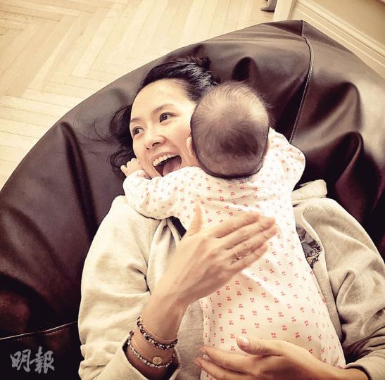 章子怡曬素顏抱着女兒「醒醒」的溫馨照,網民大讚好幸福。(微博圖片) 章子怡曬素顏抱着女兒「醒醒」的溫馨照,網民大讚好幸福。(微博圖片)