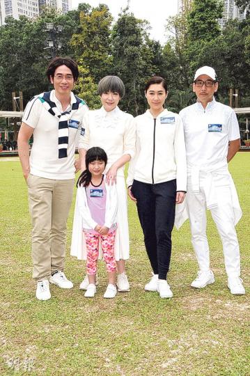 陳豪昨日接老婆前,仍與田蕊妮、胡定欣、蔣志光及楊鎧凝為新劇開工。(攝影鎅O者:林祖傑) 陳豪昨日接老婆前,仍與田蕊妮、胡定欣、蔣志光及楊鎧凝為新劇開工。(攝影鎅O者:林祖傑)