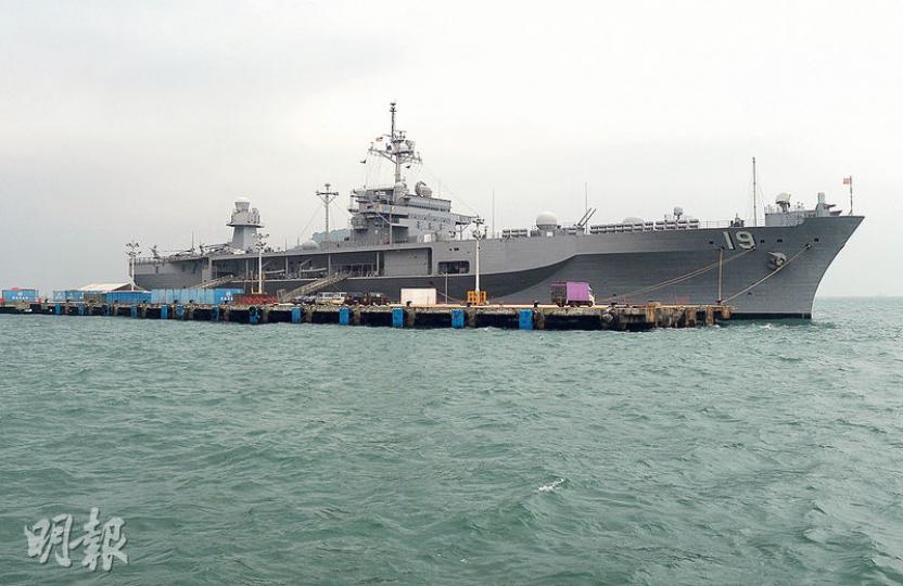美國海軍指揮艦「藍嶺」號獲准進入香港海域,昨日停泊在堅尼地城招商局碼頭。(鍾林枝攝) 美國海軍指揮艦「藍嶺」號獲准進入香港海域,昨日停泊在堅尼地城招商局碼頭。(鍾林枝攝)