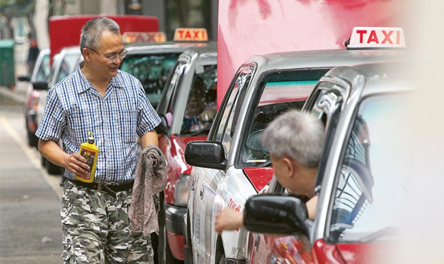 市區的士自2013年後沒有加價,自由行搭客數量銳減、港鐵西港島線開通及經濟下滑令的士乘客減少,司機大呼收入大減。(李紹昌攝) 市區的士自2013年後沒有加價,自由行搭客數量銳減、港鐵西港島線開通及經濟下滑令的士乘客減少,司機大呼收入大減。(李紹昌攝)