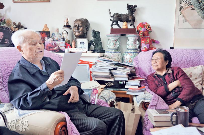 百歲的李銳(左)中氣十足,視力不錯,向夫人張玉珍(右)朗讀一篇文章。(明報記者攝)美國駐華大使鮑卡斯想當面賀壽不成,唯有寄來賀卡。(明報記者攝) 百歲的李銳(左)中氣十足,視力不錯,向夫人張玉珍(右)朗讀一篇文章。(明報記者攝)美國駐華大使鮑卡斯想當面賀壽不成,唯有寄來賀卡。(明報記者攝)