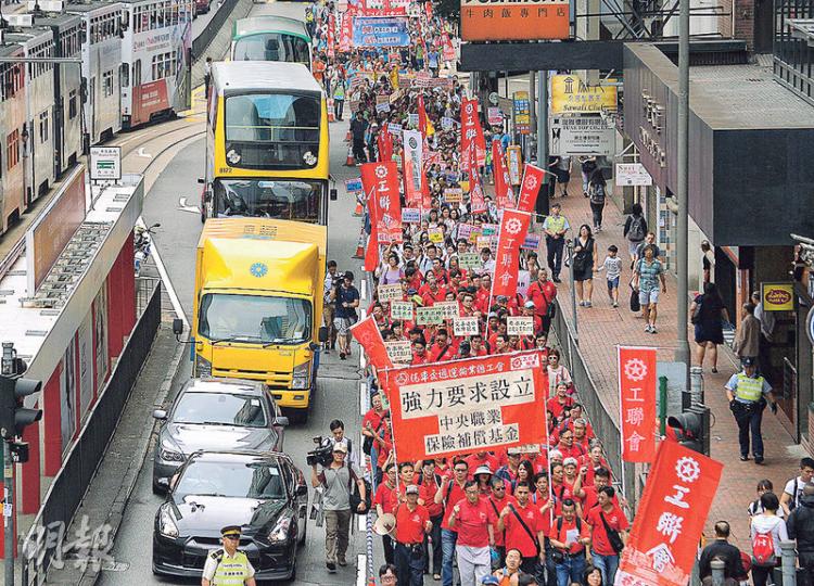 工聯會成員昨由灣仔修頓球場遊行至政府總部,要求政府就標準工時立法、取消強積金對冲和落實退休保障,大會指有2900人參與,警方則表示高峰時有2200人。(馮凱鍵攝)港九拯溺員工會約10名救生員及示威者,在遊行結束後往中環碼頭跳海請願,抗議政府削減資源和人手,立法會議員李卓人及梁國雄亦有參與。(黃文雋攝) 工聯會成員昨由灣仔修頓球場遊行至政府總部,要求政府就標準工時立法、取消強積金對冲和落實退休保障,大會指有2900人參與,警方則表示高峰時有2200人。(馮凱鍵攝)港九拯溺員工會約10名救生員及示威者,在遊行結束後往中環碼頭跳海請願,抗議政府削減資源和人手,立法會議員李卓人及梁國雄亦有參與。(黃文雋攝)