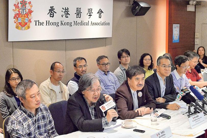 醫學會昨召開緊急會議討論會長史泰祖辭職一事,並通過不補選,由副會長陳以誠(前左三)及周伯展(前左四)暫代。被問到該會不夠團結,前會長蔡堅(前左二)表示此事會令該會更團結,「我都好慶幸」,說罷在場的會董齊拍手。(馮凱鍵攝)昨日突請辭的醫學會會長史泰祖不會再插手會務,包括他提出的醫委會席位「公投」方案,他解釋是知道方案難以通過才辭職,以此帶起外界對方案的關注。問到下一步打算,他表示計劃去北極旅行。(蘇智鑫攝) 醫學會昨召開緊急會議討論會長史泰祖辭職一事,並通過不補選,由副會長陳以誠(前左三)及周伯展(前左四)暫代。被問到該會不夠團結,前會長蔡堅(前左二)表示此事會令該會更團結,「我都好慶幸」,說罷在場的會董齊拍手。(馮凱鍵攝)昨日突請辭的醫學會會長史泰祖不會再插手會務,包括他提出的醫委會席位「公投」方案,他解釋是知道方案難以通過才辭職,以此帶起外界對方案的關注。問到下一步打算,他表示計劃去北極旅行。(蘇智鑫攝)