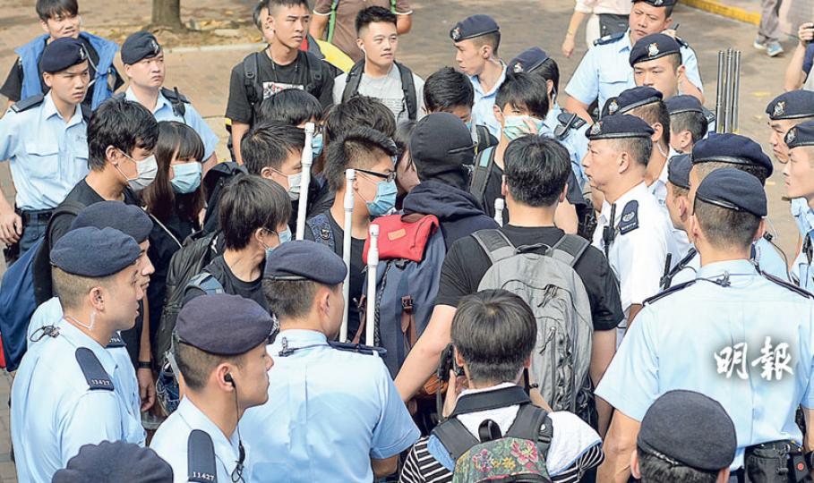 原本參與遊行的學生動源成員在上水新功街附近被警員包圍,其後由警員陪同至上水港鐵站附近。學生動源事後在社交網站專頁稱,有成員到達上水後在新功街突然被警員、記者及市民包圍,無法脫身,最終決定撤退。(鍾林枝攝)上水反水貨遊行前,新功街已有反水貨的示威者(格仔衫)與在場不滿示威者的途人發生碰撞,場面一度混亂,需由警方調停。警方事後稱在現場拘捕兩名男子。(楊凱力攝) 原本參與遊行的學生動源成員在上水新功街附近被警員包圍,其後由警員陪同至上水港鐵站附近。學生動源事後在社交網站專頁稱,有成員到達上水後在新功街突然被警員、記者及市民包圍,無法脫身,最終決定撤退。(鍾林枝攝)上水反水貨遊行前,新功街已有反水貨的示威者(格仔衫)與在場不滿示威者的途人發生碰撞,場面一度混亂,需由警方調停。警方事後稱在現場拘捕兩名男子。(楊凱力攝)