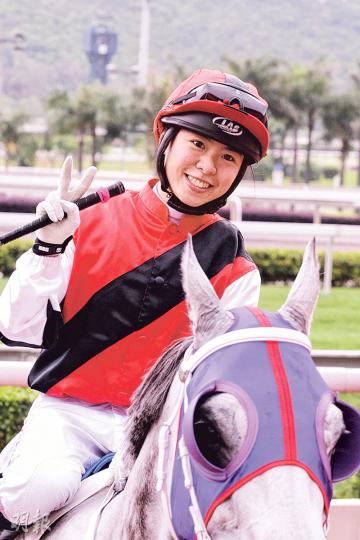年紀輕輕的蔣嘉琦勝出第20場頭馬後,右手豎起V字手勢,代表慶祝勝利,也有20勝的意思。(張國杉攝) 年紀輕輕的蔣嘉琦勝出第20場頭馬後,右手豎起V字手勢,代表慶祝勝利,也有20勝的意思。(張國杉攝)