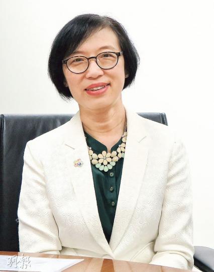 器官捐贈推廣委員會主席、食物及衛生局副局長陳肇始表示,盼器官捐贈名冊人數能於兩年倍增至40萬,此後每年有10%增長。(梁杏怡攝) 器官捐贈推廣委員會主席、食物及衛生局副局長陳肇始表示,盼器官捐贈名冊人數能於兩年倍增至40萬,此後每年有10%增長。(梁杏怡攝)