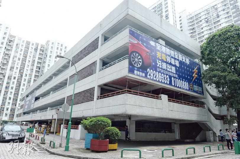 樓高4層的屯門兆安苑停車場共提供256個車位,新業主「月影控股」今年1月起接管停車場後便進行翻新工程,並於本月起計劃逐一拆售車位,停車場現已掛上巨型宣傳海報,並以「全港首個全面支援(電動車)充電停車場」作招徠。(劉焌陶攝) 樓高4層的屯門兆安苑停車場共提供256個車位,新業主「月影控股」今年1月起接管停車場後便進行翻新工程,並於本月起計劃逐一拆售車位,停車場現已掛上巨型宣傳海報,並以「全港首個全面支援(電動車)充電停車場」作招徠。(劉焌陶攝)