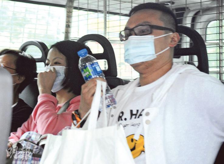 九龍城昨發生3歲男童猝死案,數名親友事後登上警車協助警員調查。(賴俊傑攝)一名患有先天代謝病的3歲男童昨晨昏迷牀上,送院搶救不治,其遺體由仵工舁送殮房。(賴俊傑攝) 九龍城昨發生3歲男童猝死案,數名親友事後登上警車協助警員調查。(賴俊傑攝)一名患有先天代謝病的3歲男童昨晨昏迷牀上,送院搶救不治,其遺體由仵工舁送殮房。(賴俊傑攝)