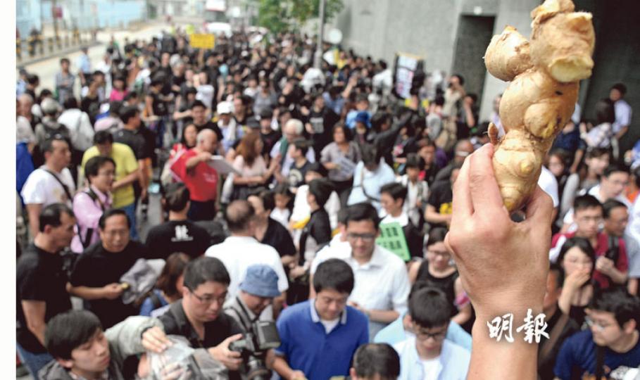 香港記者協會等8個新聞界團體,昨午於柴灣《明報》所在的工業大廈外舉行「夠薑集會」,聲援明報職工協會反對總編輯鍾天祥解僱執行總編輯姜國元的決定,與會人士不少帶薑到場支持。(鍾林枝攝)香港記者協會等8個新聞界協會和工會昨午在柴灣明報工業中心外舉行「夠薑集會」,聲援被解僱的明報前執行總編輯姜國元,大會表示有400人參與,警方估計最高峰時約有300人。集會尾聲,與會者將手上的黑色和白色氣球戳破,比喻解僱事件不明不白,要求明報進一步交代解僱姜國元的詳情。(鍾林枝攝)昨日集會尾聲,記協主席岑倚蘭(右)將8個 香港記者協會等8個新聞界團體,昨午於柴灣《明報》所在的工業大廈外舉行「夠薑集會」,聲援明報職工協會反對總編輯鍾天祥解僱執行總編輯姜國元的決定,與會人士不少帶薑到場支持。(鍾林枝攝)香港記者協會等8個新聞界協會和工會昨午在柴灣明報工業中心外舉行「夠薑集會」,聲援被解僱的明報前執行總編輯姜國元,大會表示有400人參與,警方估計最高峰時約有300人。集會尾聲,與會者將手上的黑色和白色氣球戳破,比喻解僱事件不明不白,要求明報進一步交代解僱姜國元的詳情。(鍾林枝攝)昨日集會尾聲,記協主席岑倚蘭(右)將8個