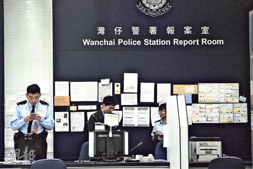 灣仔警署昨揭發監守自盜案件,一名署理警署警長涉嫌利用工作之便偷取夾萬內107萬元保釋金,繼而失更離開警署往澳門不知所終;警方高層大為震怒,列作盜竊案,交由港島總區重案組跟進,事後重案組探員到警署調查。(賴俊傑攝) 灣仔警署昨揭發監守自盜案件,一名署理警署警長涉嫌利用工作之便偷取夾萬內107萬元保釋金,繼而失更離開警署往澳門不知所終;警方高層大為震怒,列作盜竊案,交由港島總區重案組跟進,事後重案組探員到警署調查。(賴俊傑攝)