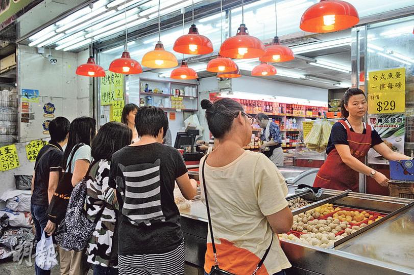 讀者江小姐向本報稱上周五(29日)在元朗一間凍肉店(圖)購物離開後,發現手機不翼而飛,翻查紀錄後懷疑在店內遇竊,於是報警,惟店方拒絕提供閉路電視片段,破案機會渺茫。(賴俊傑攝)記者昨到達涉事凍肉店內觀察,發現店內裝有閉路電視防盜設施。(賴俊傑攝) 讀者江小姐向本報稱上周五(29日)在元朗一間凍肉店(圖)購物離開後,發現手機不翼而飛,翻查紀錄後懷疑在店內遇竊,於是報警,惟店方拒絕提供閉路電視片段,破案機會渺茫。(賴俊傑攝)記者昨到達涉事凍肉店內觀察,發現店內裝有閉路電視防盜設施。(賴俊傑攝)