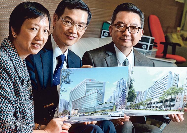 面對人口老化,政府預留2000億給公立醫院未來10年發展。醫管局總行政經理(統計及人力規劃)徐麗卿(左)丶 醫管局策略發展總監羅思偉(中)估算至2026年,本港需額外2450名醫生。圖右為醫管局總行政經理(基本工程規劃)李育斌。(劉焌陶攝) 面對人口老化,政府預留2000億給公立醫院未來10年發展。醫管局總行政經理(統計及人力規劃)徐麗卿(左)丶 醫管局策略發展總監羅思偉(中)估算至2026年,本港需額外2450名醫生。圖右為醫管局總行政經理(基本工程規劃)李育斌。(劉焌陶攝)