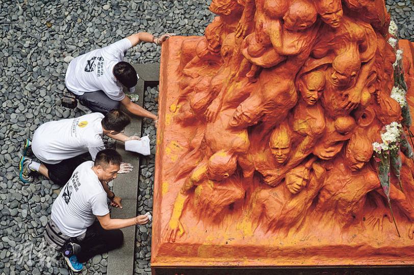 支聯會10多名成員昨到港大校園洗擦《國殤之柱》,面對本土思潮興起,主席何俊仁強調支聯會不會改變「建設民主中國」綱領。對於多所大學擬另起爐灶辦六四活動,何俊仁形容若相關活動能吸引更多年輕人參與,「絕對是好事」。(梁智康攝) 支聯會10多名成員昨到港大校園洗擦《國殤之柱》,面對本土思潮興起,主席何俊仁強調支聯會不會改變「建設民主中國」綱領。對於多所大學擬另起爐灶辦六四活動,何俊仁形容若相關活動能吸引更多年輕人參與,「絕對是好事」。(梁智康攝)