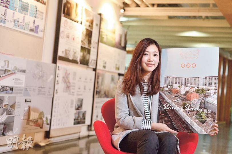 80後建築師梅詩華憑改建石硤尾邨街市的規劃概念「Shinning Slowly—慢樂」,獲今屆香港建築師學會的青年建築師獎,她手持的正是街市的重建概念圖。她說其設計方向並非重建現有建築,而是將建築視為一門「社會學」,着重區內長者及居民面對社區重建時的需要。(黃志東攝) 80後建築師梅詩華憑改建石硤尾邨街市的規劃概念「Shinning Slowly—慢樂」,獲今屆香港建築師學會的青年建築師獎,她手持的正是街市的重建概念圖。她說其設計方向並非重建現有建築,而是將建築視為一門「社會學」,着重區內長者及居民面對社區重建時的需要。(黃志東攝)