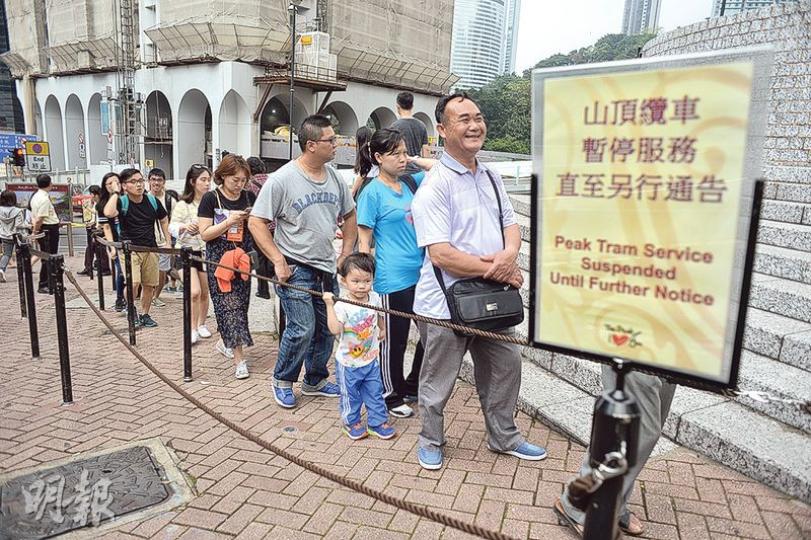 五一勞動節假期,大批一心準備坐纜車上山頂嘅旅客到達纜車站門口時,見到暫停服務告示牌先知道無纜車坐,需轉坐巴士上山。(鍾林枝攝) 五一勞動節假期,大批一心準備坐纜車上山頂嘅旅客到達纜車站門口時,見到暫停服務告示牌先知道無纜車坐,需轉坐巴士上山。(鍾林枝攝)
