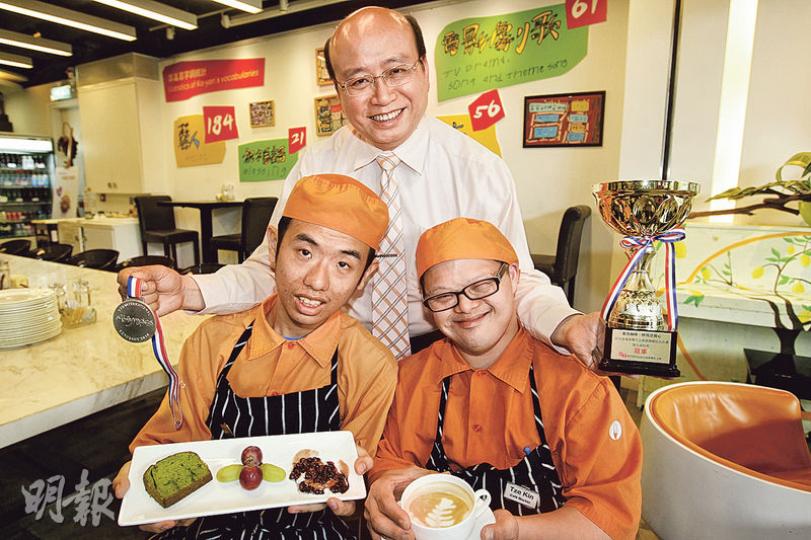 社企餐廳iBakery經理鄭仕禎(後中)說,張家華(前左)在國際展能節餐飲服務賽中奪得亞軍,以及其同事陳子鍵(前右)在「2016全港智障人士創意咖啡拉花比賽」奪冠的經歷,激勵了其他員工,發現「佢得,我都得喎」,令他們更努力改善自己。(郭慶輝攝) 社企餐廳iBakery經理鄭仕禎(後中)說,張家華(前左)在國際展能節餐飲服務賽中奪得亞軍,以及其同事陳子鍵(前右)在「2016全港智障人士創意咖啡拉花比賽」奪冠的經歷,激勵了其他員工,發現「佢得,我都得喎」,令他們更努力改善自己。(郭慶輝攝)